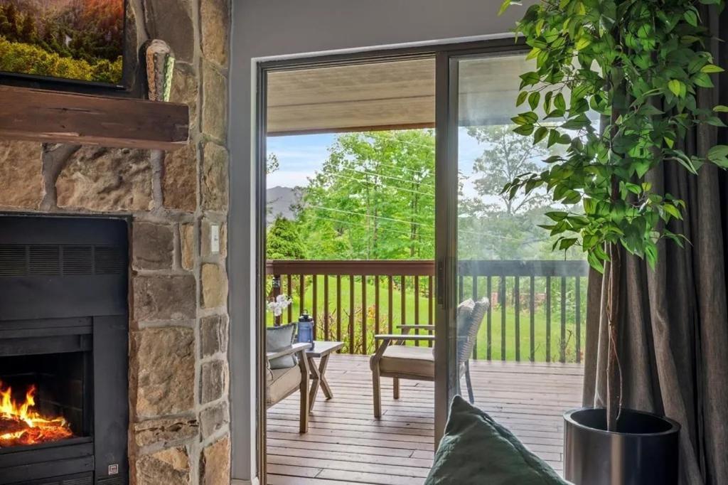 Views & Fireplace - Minutes To Gburg And Ober - Condo 蓋特林堡 外观 照片
