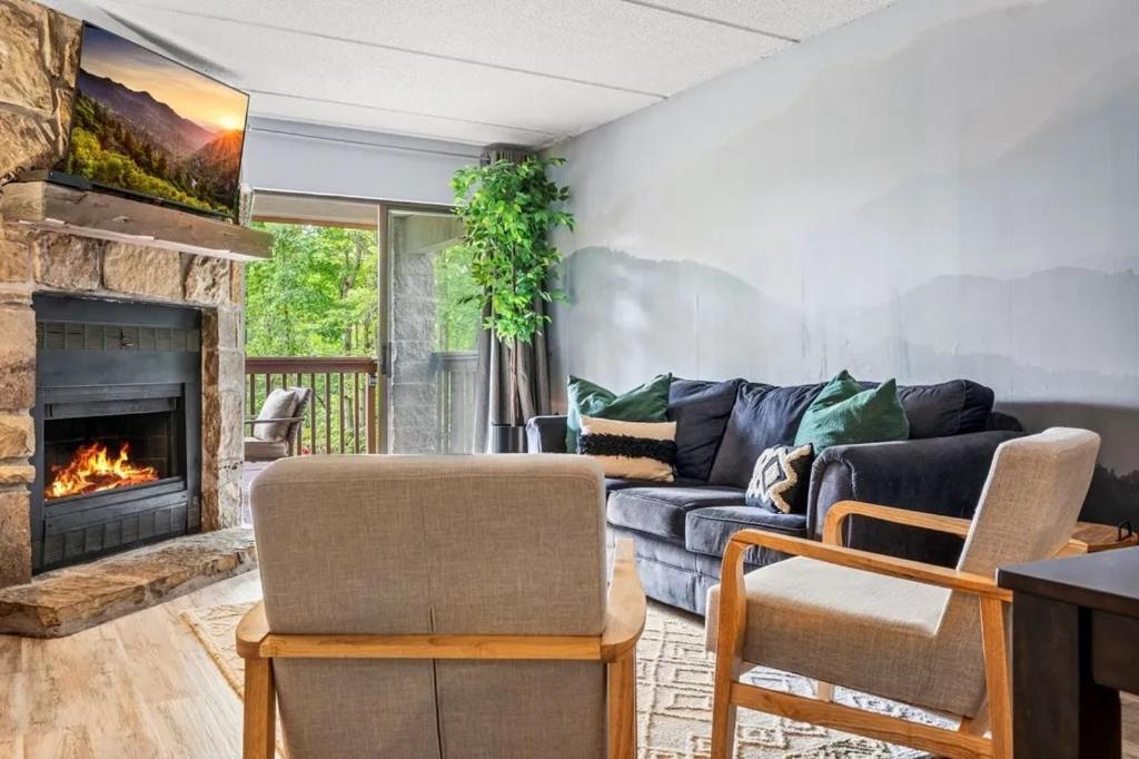 Views & Fireplace - Minutes To Gburg And Ober - Condo 蓋特林堡 外观 照片