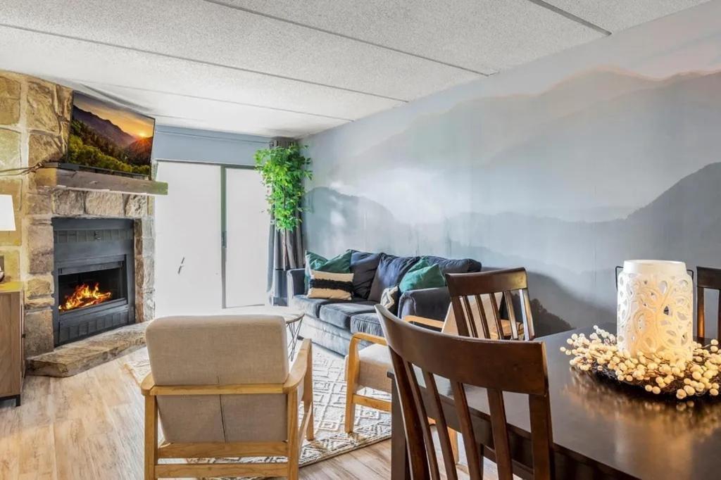 Views & Fireplace - Minutes To Gburg And Ober - Condo 蓋特林堡 外观 照片